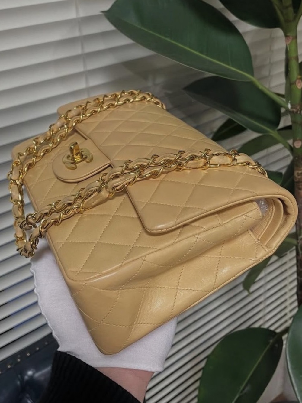 CHANEL Beige Quilted Double Flap Shoulder Bag with Gold Chain - Picture 3 of 9